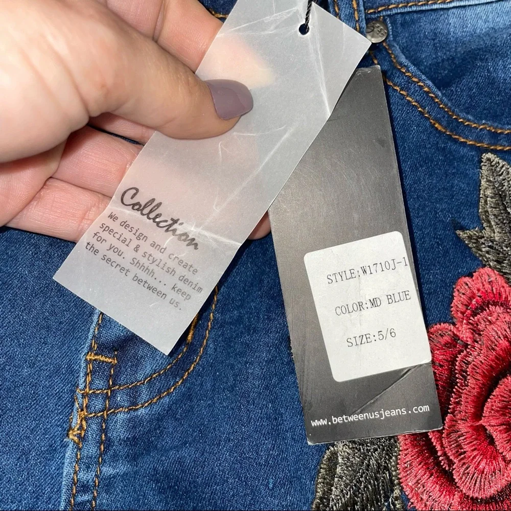 Between Us NWT! Denim High Rise Distressed Floral Embroidered Skinny Jean - Picture 9 of 13